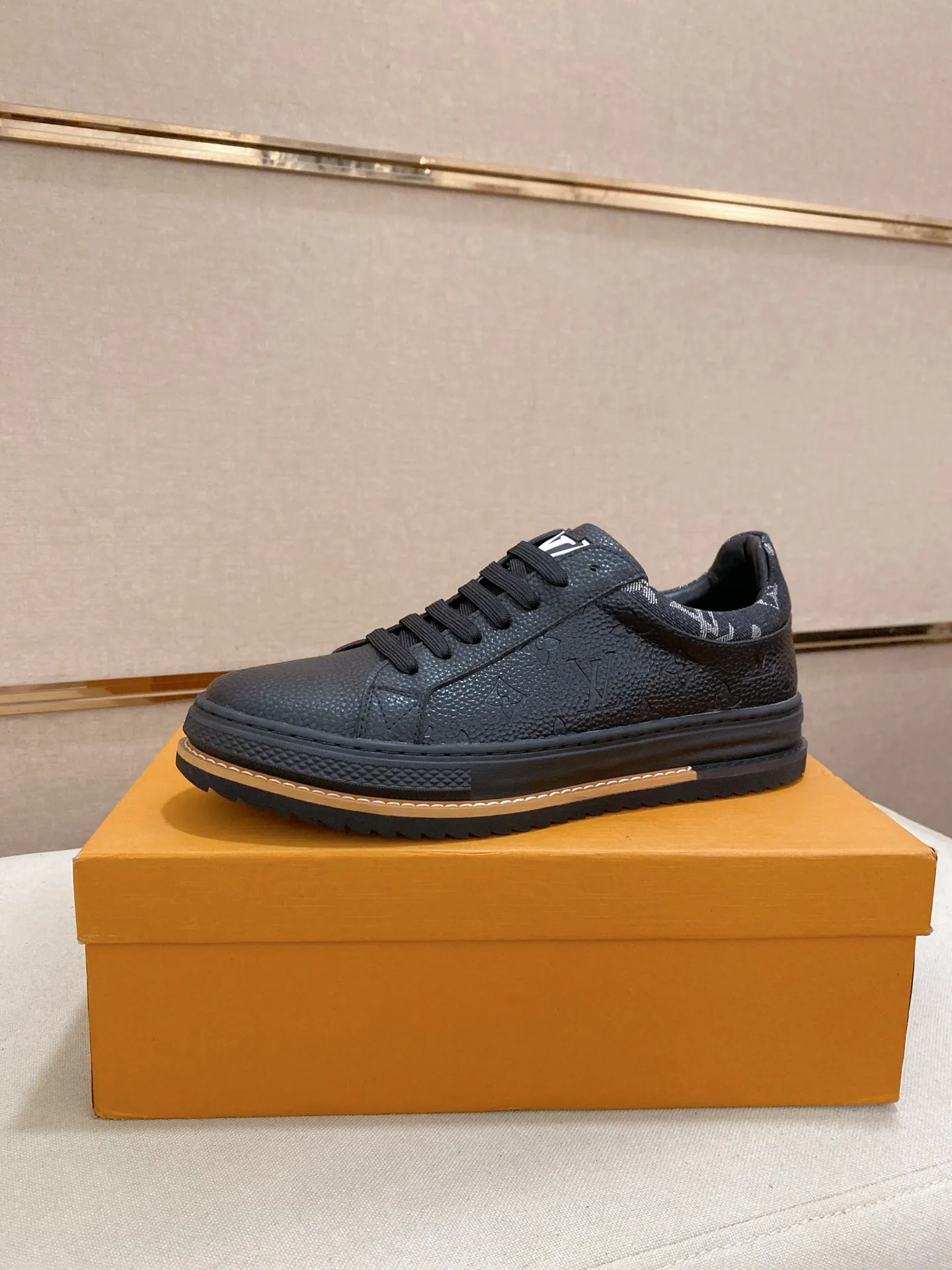 Men's shoes💰 420💰louis vuitton (Louis Vuitton/lv)🔍🔍The new counters are on sale at the same time. The uppers are imported from Italy. ⃣️Re-engraved🇮🇹💪💪, ⚠Sole: The original sole is specially provided by the original factory, the exclusive movable molded sole is super comfortable, ⚠Original and single goods 🔍high quality, you can enter and leave the counter at will, welcome to compare⚠. Code number: 38-44 (45/customized, non-refundable)